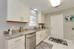Modern Hampton Home! Prime Location! - Image 3