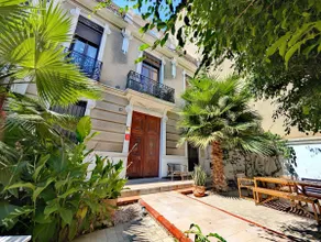 Beautiful 5 Bed House w/Gardens, Central Location - Image 2