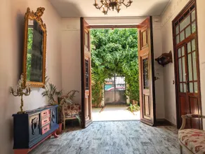 Beautiful 5 Bed House w/Gardens, Central Location - Image 3