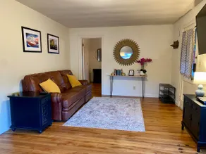 Quaint Downtown Cottage - Image 4