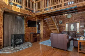 Lodge at OZK Ranch- Mountaintop with hot tub - Image 5