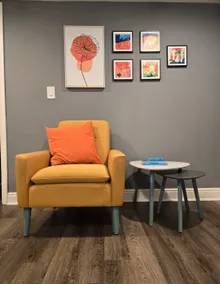 Comfy Retro-Mod Suite: 5 Mi to Downtown - Image 4
