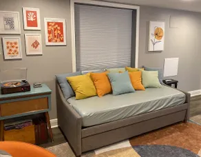 Comfy Retro-Mod Suite: 5 Mi to Downtown - Image 2