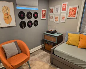 Comfy Retro-Mod Suite: 5 Mi to Downtown - Image 3