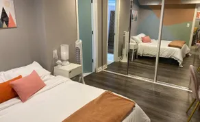 Comfy Retro-Mod Suite: 5 Mi to Downtown - Image 5