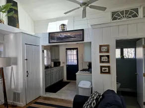 Sweet cottage in quiet convenient coastal setting. - Image 4
