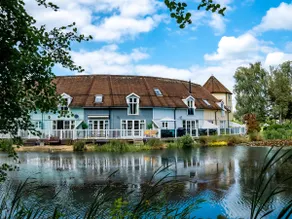 Luxurious, South-Facing Lakeside Lodge - Image 2