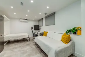 Luxury Studio Apartment Steps from Queen West - Image 3