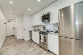 Luxury Studio Apartment Steps from Queen West - Image 4