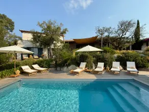 Villa com piscina no coração das rochas - Image 5