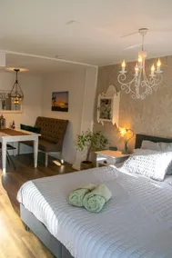 Romantic guesthouse with Jacuzzi and swimming pool - Image 3