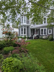 DOWNTOWN 2 bdrm, 2.5 bath renovated historic home - Image 2