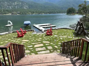 Beautiful lake cabin with amazing view & huge yard - Image 2