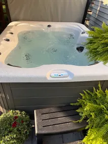 Cozy Guest Suite with Hot Tub in Davison - Image 2