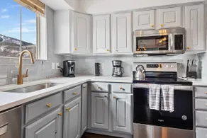 Fox Bay Condo with Mountain Views 5 Min to Gondola - Image 5