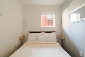 Cozy & Colourful 1 BR Apt in Historic Gastown - Image 4