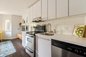 Cozy & Colourful 1 BR Apt in Historic Gastown - Image 5