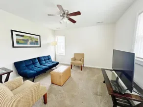 *Top Floor Bungalow* | Downtown Hampton | 1 BR - Image 3