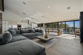 Skyline: Fun! Pool, Hot Tub, Pool table - Image 4