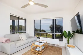 Sand on Blueys Beach - Dogs welcomed! 3 Bedrooms - Image 3