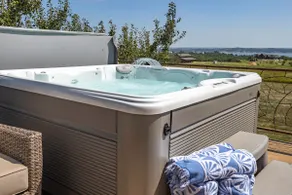 Lake House with fabulous VIEW! Deck & Hot Tub - Image 4