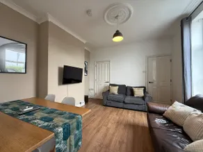 Spacious 4BR, Parking, Near Centre, Accommodates 7 - Image 4