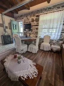 Wood & stone house - Image 4