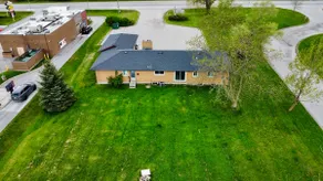 Detached Bungalow with large lot - Image 5
