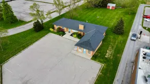 Detached Bungalow with large lot - Image 2