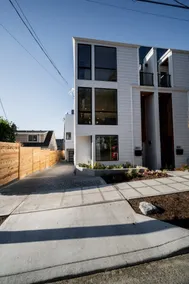 Wine & Waves: Alki Homes for Family and Friends - Image 3
