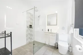 Blue Door Apartment - CBD Location, 2 Bed 2 Bath - Image 4