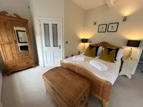 Central Bakewell Stylish Duplex For 5 - Image 3