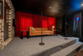 Roter Ziegel Rückzugsort - Karaoke+Poker Tisch bei LCH - Image 2