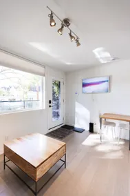 Modern Open Space Suite Close to Downtown - Image 5
