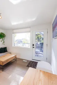 Modern Open Space Suite Close to Downtown - Image 4