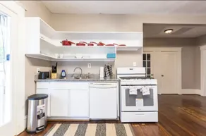 2BR Classic Montrose Mansion |Downtown Med Center - Image 3
