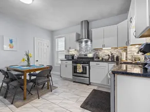 Cozy, 1st FL, 3BR2BA, 2Park，7min walk to Subway - Image 3
