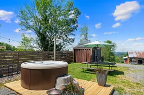 Ace Cabin with Hot Tub and Fire Pit for Stargazing - Image 2