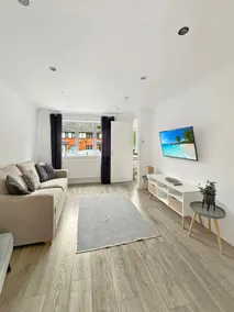 2bedroom sleeps 6 garden driveway Free Gym Access - Image 2