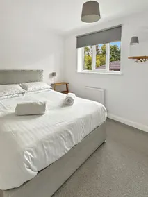 2bedroom sleeps 6 garden driveway Free Gym Access - Image 3
