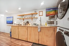 Bright, Clean & Spacious 2 Bed apt. Pets Welcome! - Image 5