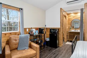 The Woodside Cottage-Close to Downtown! - Image 3