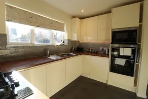 Smart and Comfortable Cambridge House - Image 5