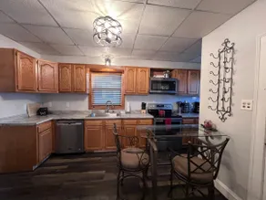 A Campus Cottage-2 Stall garage & off-street pkg - Image 4
