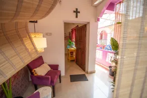 E The Purple House 1BHK- AC/ Fast Wi-Fi/ P. Backup - Image 4