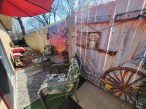 cowboy house Massage chair, near I-70, fenced yard - Image 5