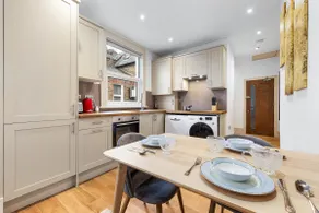 Modern Spacious 1 Bed Flat near Richmond Park - Image 4