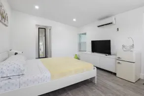 Charming and Luxury Suite with Private Entrance - Image 2