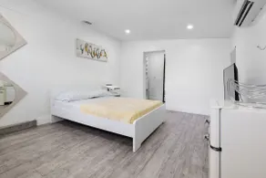 Charming and Luxury Suite with Private Entrance - Image 3