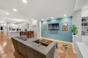 City Center Oasis: 3BR/2BA✔︎ Patio✔︎ Parking(2x) ✔︎ - Image 3